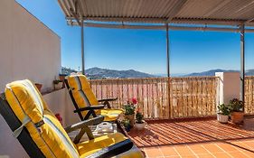 Casa Marlo, Spacious House in the Lively Centre of Cómpeta